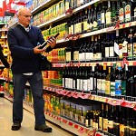 Notre spécialiste en vins. !אחלה בציר בסופר המקומי